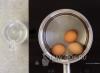 Soba dengan bawang bombay dan telur Soba dengan telur untuk sarapan