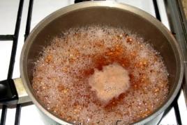 Soba dengan jamur dan krim asam dalam pot di oven