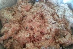 Cara memasak paprika isi daging dalam slow cooker: resep sederhana