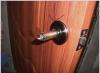 Cara membongkar gagang pintu pintu interior Cara membongkar pegangan dan kait pintu interior