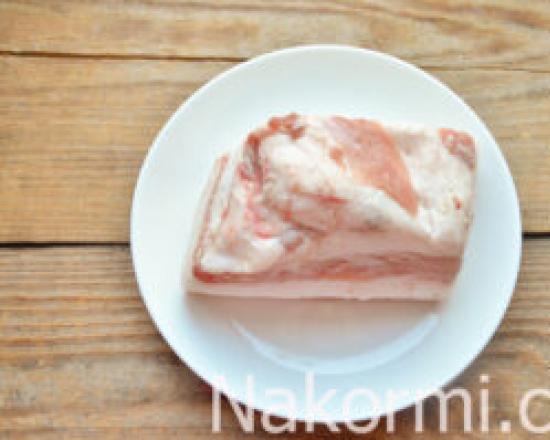Lemak babi yang sangat lezat dalam slow cooker (dalam kulit bawang) Hidangan kedua dari lemak babi asin dalam slow cooker